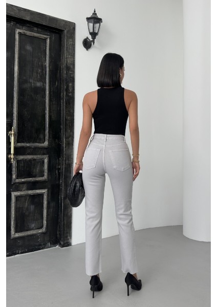 Paçaları Dikişsiz ve Yüksek Belli Kadın Kot Pantolon Mom Fit Jean Açık Gri fırsatları