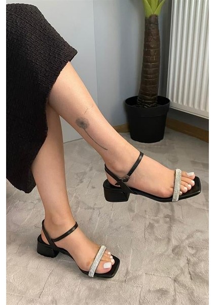 Kadın Siyah Bilekten Bağlı Taşlı Bantlı 4 cm Kısa Klasik Topuk Ayakkabı