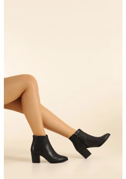 Siyah Cilt Sivri Burun 6 cm Kalın Topuklu Şık Günlük Kadın Bot TMD202473