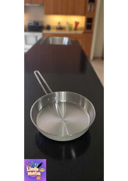22 cm Metal Kulplu Çelik Tava