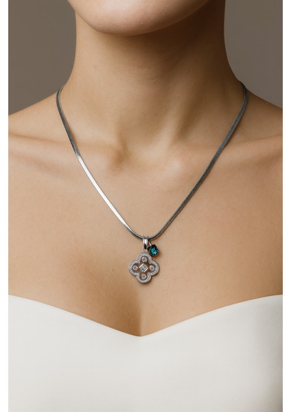 Yonca Detaylı Mavi Taşlı Çelik Kolye