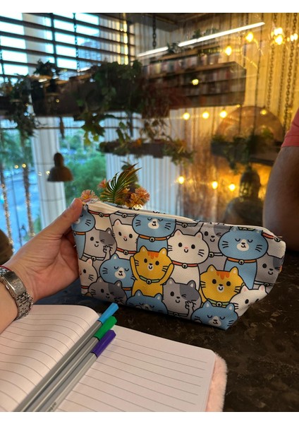 Sıralı Kediler Baskılı Yıkanılabillir Fermuarlı Kalemlik, Leke Tutmaz Kalemlik, Makyaj fiyatları