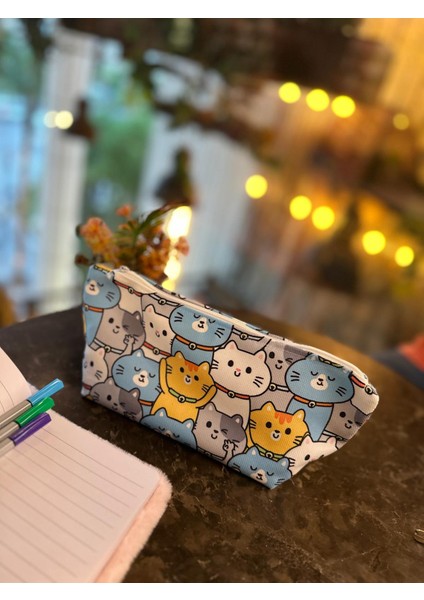 Sıralı Kediler Baskılı Yıkanılabillir Fermuarlı Kalemlik, Leke Tutmaz Kalemlik, Makyaj fırsatları