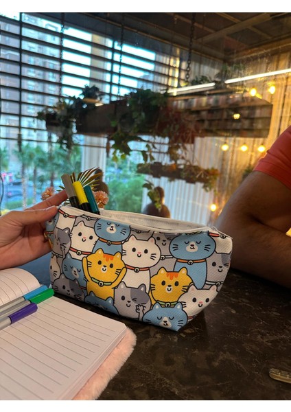 Sıralı Kediler Baskılı Yıkanılabillir Fermuarlı Kalemlik, Leke Tutmaz Kalemlik, Makyaj indirimleri