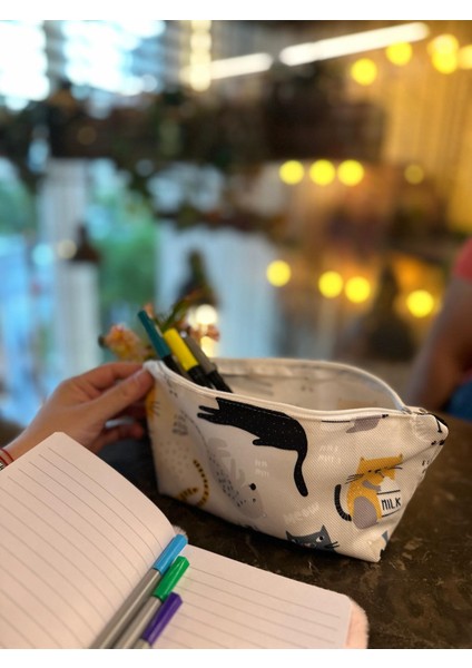 Sütlü Kediler Baskılı Yıkanılabillir Fermuarlı Kalemlik, Leke Tutmaz Kalemlik, Makyaj fiyatları