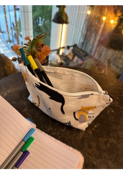 Sütlü Kediler Baskılı Yıkanılabillir Fermuarlı Kalemlik, Leke Tutmaz Kalemlik, Makyaj fırsatları