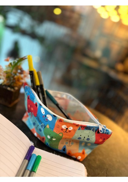 Mavili Kediler Baskılı Yıkanılabillir Fermuarlı Kalemlik, Leke Tutmaz Kalemlik, Makyajçantası