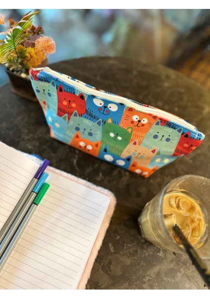 Mavili Kediler Baskılı Yıkanılabillir Fermuarlı Kalemlik, Leke Tutmaz Kalemlik, Makyajçantası fiyatları