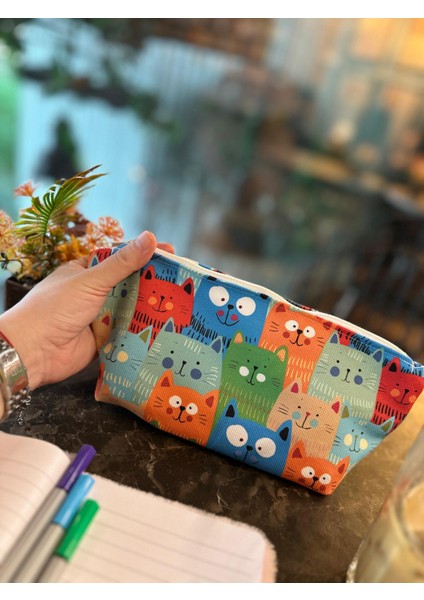 Mavili Kediler Baskılı Yıkanılabillir Fermuarlı Kalemlik, Leke Tutmaz Kalemlik, Makyajçantası fırsatları