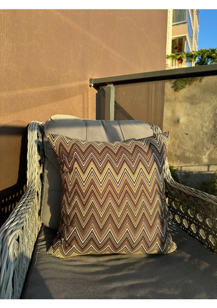 Zikzak Desenli Kahverengi Desenli Kırlent Kılıfı