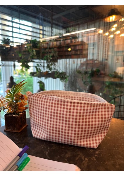 Kırmızı Pötikareli Yıkanılabillir Fermuarlı Su Tutmaz Kalemlik, Leke Tutmaz Kalemlik, Makyaj Çantası fiyatları