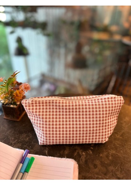 Kırmızı Pötikareli Yıkanılabillir Fermuarlı Su Tutmaz Kalemlik, Leke Tutmaz Kalemlik, Makyaj Çantası fırsatları