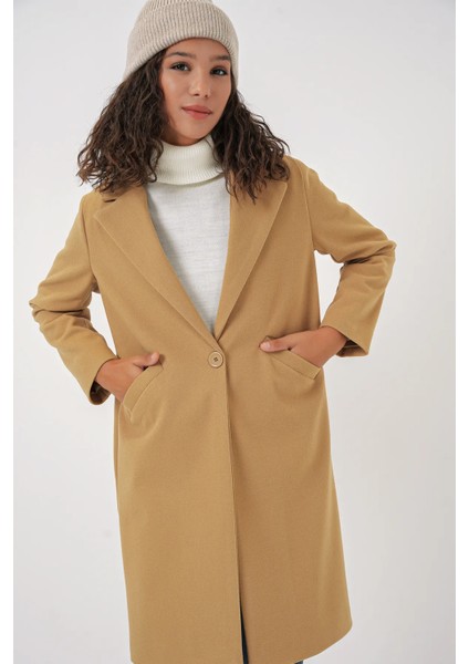 Kadın Uzun Kaşe Kaban – %100 Polyester, Düz Desen, Şık ve Rahat Kışlık Dış Giyim Modeli