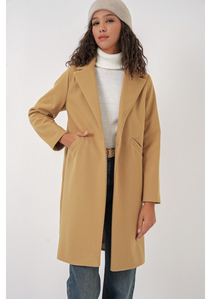 Kadın Uzun Kaşe Kaban – %100 Polyester, Düz Desen, Şık ve Rahat Kışlık Dış Giyim Modeli