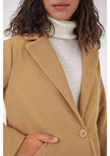 Kadın Uzun Kaşe Kaban – %100 Polyester, Düz Desen, Şık ve Rahat Kışlık Dış Giyim Modeli