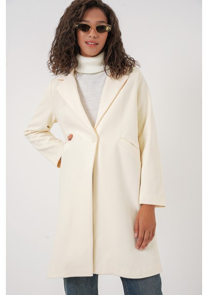 Kadın Krem Kaşe Kaban – %100 Polyester, Uzun Kollu, Düz Desen, Şık ve Sıcak Kışlık Dış Giyim