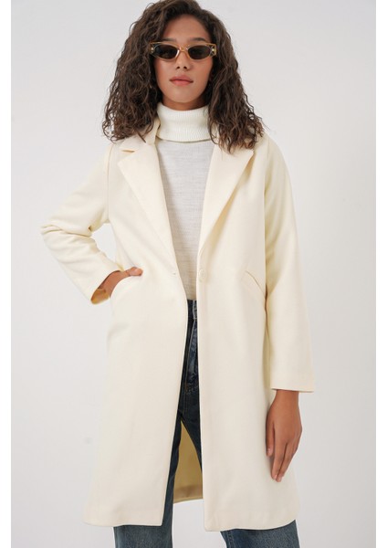 Kadın Krem Kaşe Kaban – %100 Polyester, Uzun Kollu, Düz Desen, Şık ve Sıcak Kışlık Dış Giyim