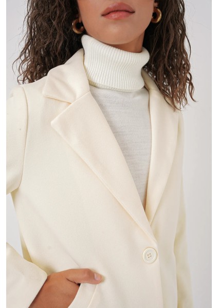 Kadın Krem Kaşe Kaban – %100 Polyester, Uzun Kollu, Düz Desen, Şık ve Sıcak Kışlık Dış Giyim