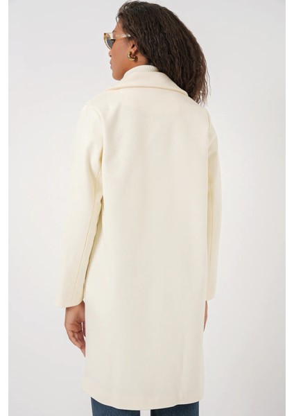 Kadın Krem Kaşe Kaban – %100 Polyester, Uzun Kollu, Düz Desen, Şık ve Sıcak Kışlık Dış Giyim