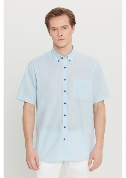 Erkek Açık Mavi Comfort Fit Rahat Kesim Düğmeli Yaka Keten Görünümlü %100 Pamuk Kısa Kollu Gömlek