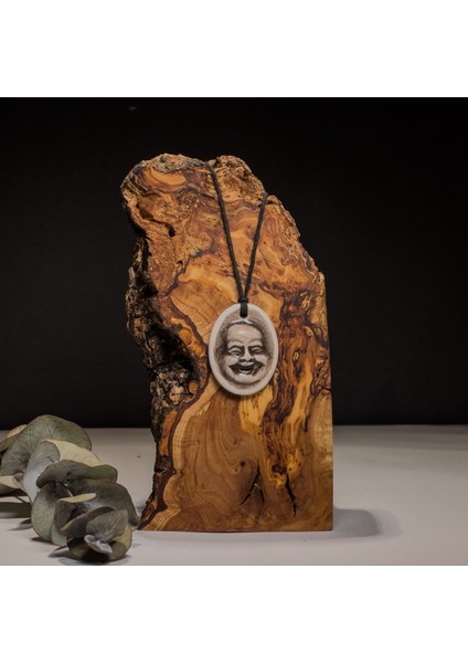 Gülümseyen Yüz Seramik Kolye – Stres ve Denge Kolyesi