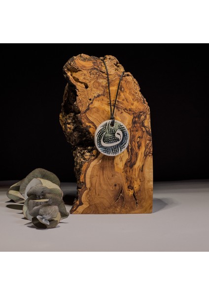 Başlangıç Nefesi Vav Seramik Kolye – Stres ve Denge Kolyesi