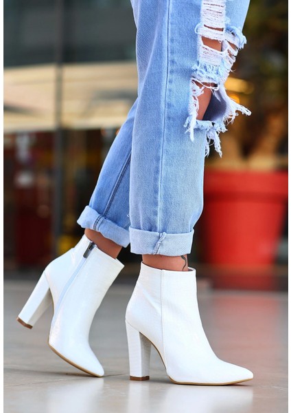 Loora Beyaz Rugan Desenli Topuklu Bot fırsatları