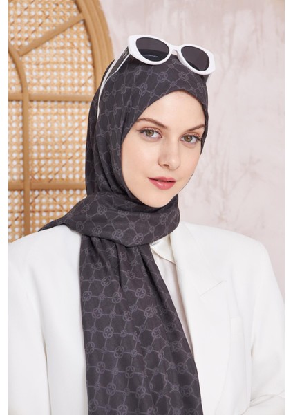 Elegance Monogram Füme Desenli Polyester Şal – Hafif ve Nefes Alabilir Kumaş, Bahar ve Yaz İçin Şık Konfor fırsatları