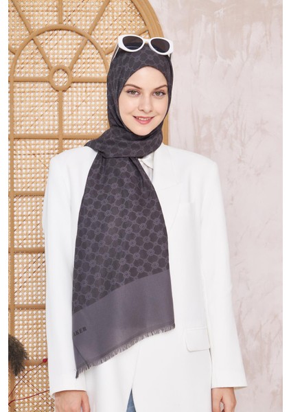 Elegance Monogram Füme Desenli Polyester Şal – Hafif ve Nefes Alabilir Kumaş, Bahar ve Yaz İçin Şık Konfor