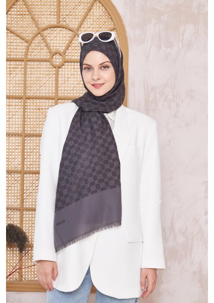 Elegance Monogram Füme Desenli Polyester Şal – Hafif ve Nefes Alabilir Kumaş, Bahar ve Yaz İçin Şık Konfor