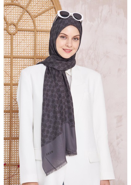 Elegance Monogram Füme Desenli Polyester Şal – Hafif ve Nefes Alabilir Kumaş, Bahar ve Yaz İçin Şık Konfor