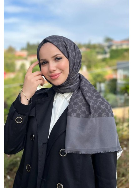 Elegance Monogram Füme Desenli Polyester Şal – Hafif ve Nefes Alabilir Kumaş, Bahar ve Yaz İçin Şık Konfor
