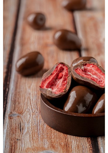 Sütlü Çikolata Kaplı Dondurularak Kurutulmuş Çilek – Doğal Freeze Dry Meyve Atıştırmalık 80G modelleri