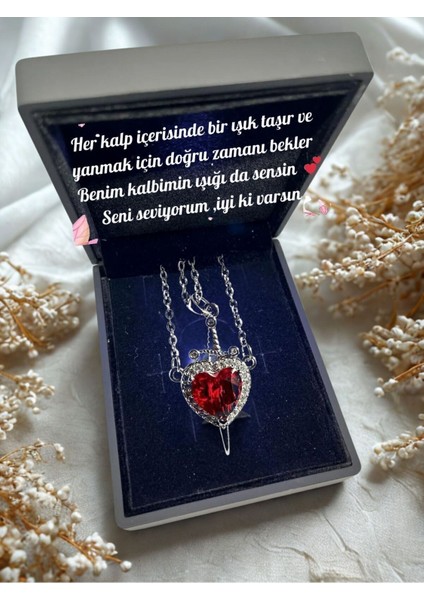 Özel Işıklı Kutuda Kararmaz Çelik Pamuk Prenses ve Avcı Kalp Kılıç Kolye Arkadaş Çift Aşk Kolyesi