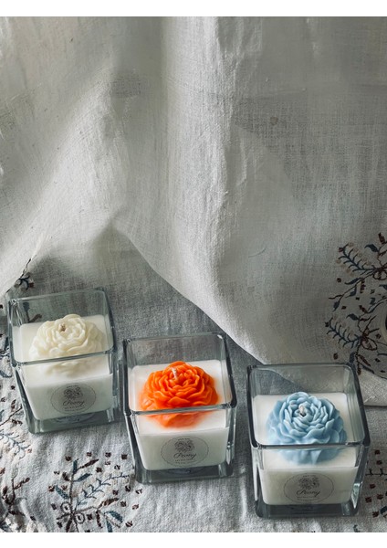 Peony Bloom Serisi – 3’lü El Yapımı Doğal Soya Mum Seti | Beyaz, Turuncu ve Mavi Çiçek Desenli | Dekoratif & Hediyelik fiyatları