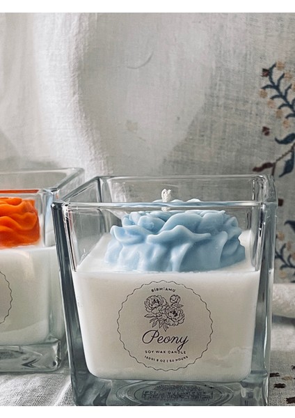 Peony Bloom Serisi – 3’lü El Yapımı Doğal Soya Mum Seti | Beyaz, Turuncu ve Mavi Çiçek Desenli | Dekoratif & Hediyelik indirimleri