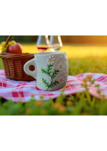 Seramik El Yapımı Yamuk Kupa- Kabartma Papatya Desenli