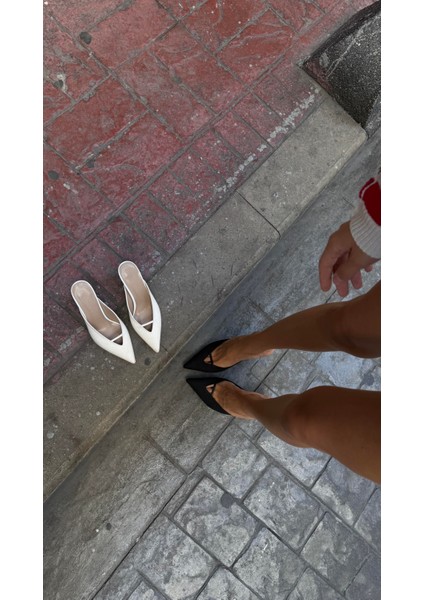 Sivri Burun Siyah Keten Dekolteli Topuklu Ayakkabı