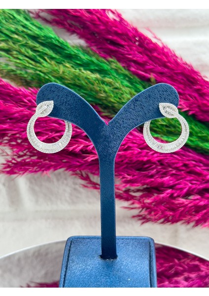 925 Ayar Gümüş Pırlanta Montürlü Baget Taşlı Yaprak Motifli Lüks Kadın Küpe fırsatları