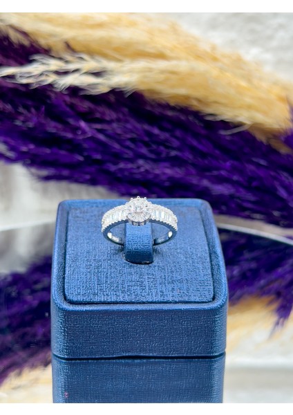 925 Ayar Gümüş Pırlanta Montürlü Zirkon Taşlı Lüks Kadın Yüzük