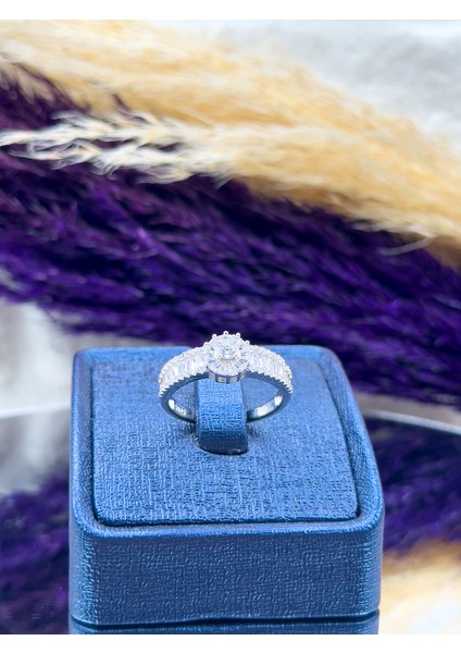 925 Ayar Gümüş Pırlanta Montürlü Zirkon Taşlı Lüks Kadın Yüzük fiyatları