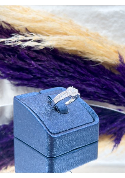 925 Ayar Gümüş Pırlanta Montürlü Zirkon Taşlı Lüks Kadın Yüzük modelleri