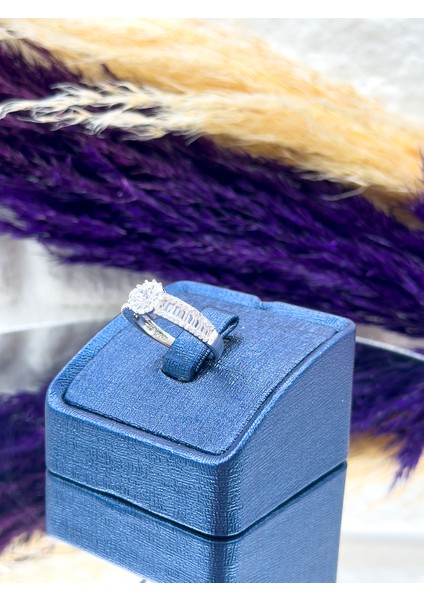 925 Ayar Gümüş Pırlanta Montürlü Zirkon Taşlı Lüks Kadın Yüzük fırsatları