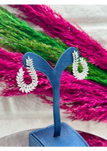 925 Ayar Gümüş Pırlanta Işçiliği Mekik Taşlı Yaprak Modeli Lüks Kadın Küpe fiyatları