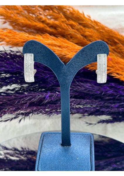 925 Ayar Gümüş Baget Taşlı Yarım Halka Lüks Kadın Küpe fırsatları