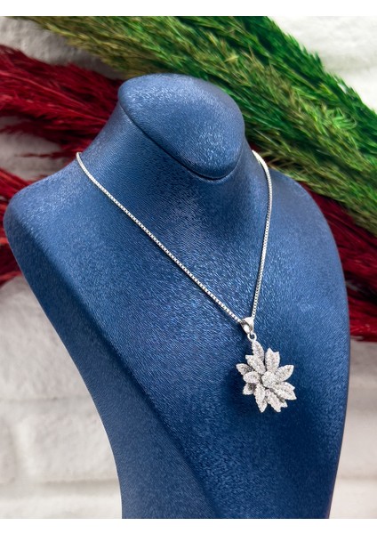 925 Ayar Gümüş Lotus Modeli Zarif Zirkon Taşlı Kadın Kolye