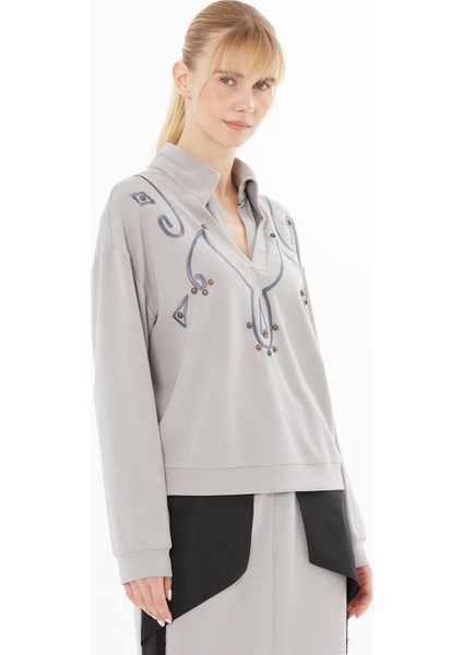 Aksesuarlı Nakış Detaylı Bluz fiyatları