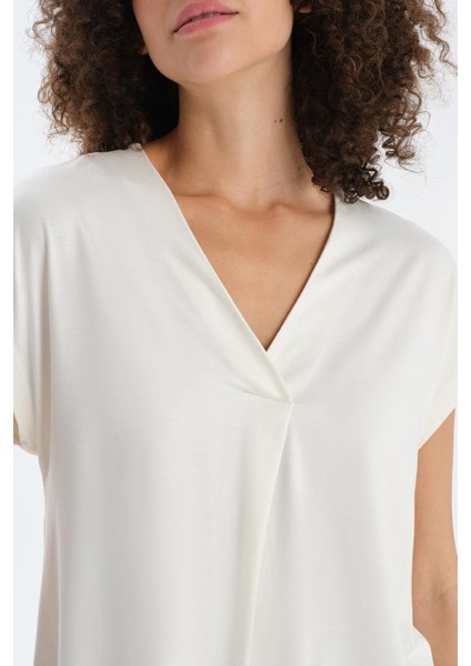 Ekru V Yaka Pilikaşeli Viskon Tişört indirimleri