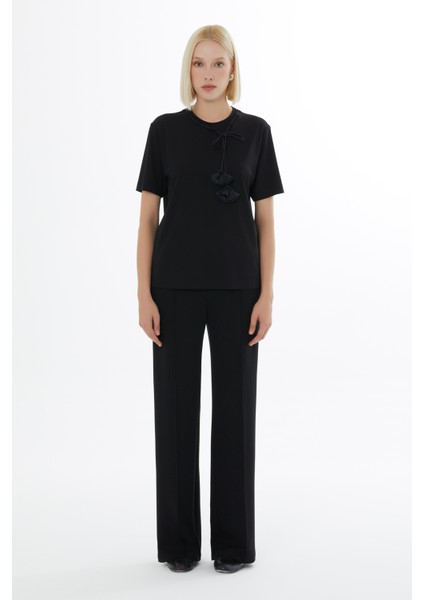 Minimalist Aksesuar Detaylı Bluz