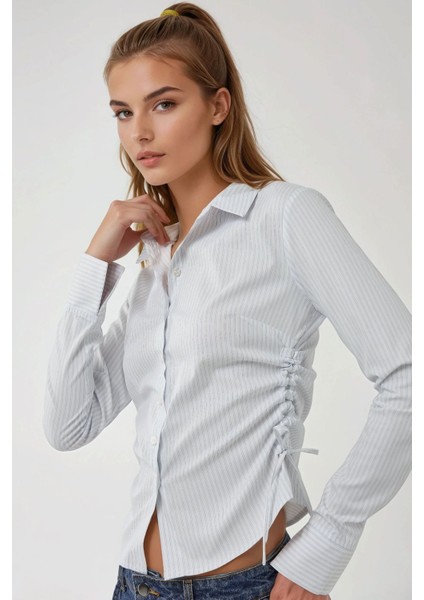 Kadın Slim Fit Çizgili Yandan Büzgü Detaylı Uzun Kollu Gömlek Mavi